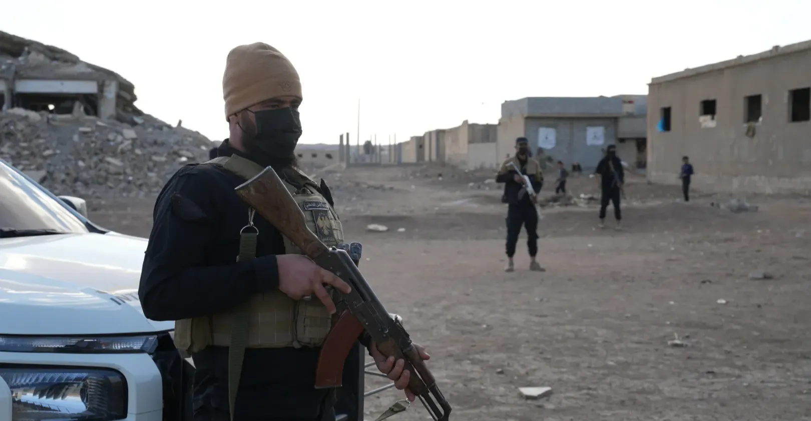 Syrian Forces arrest an ISIS militant in Deir Ez-zor