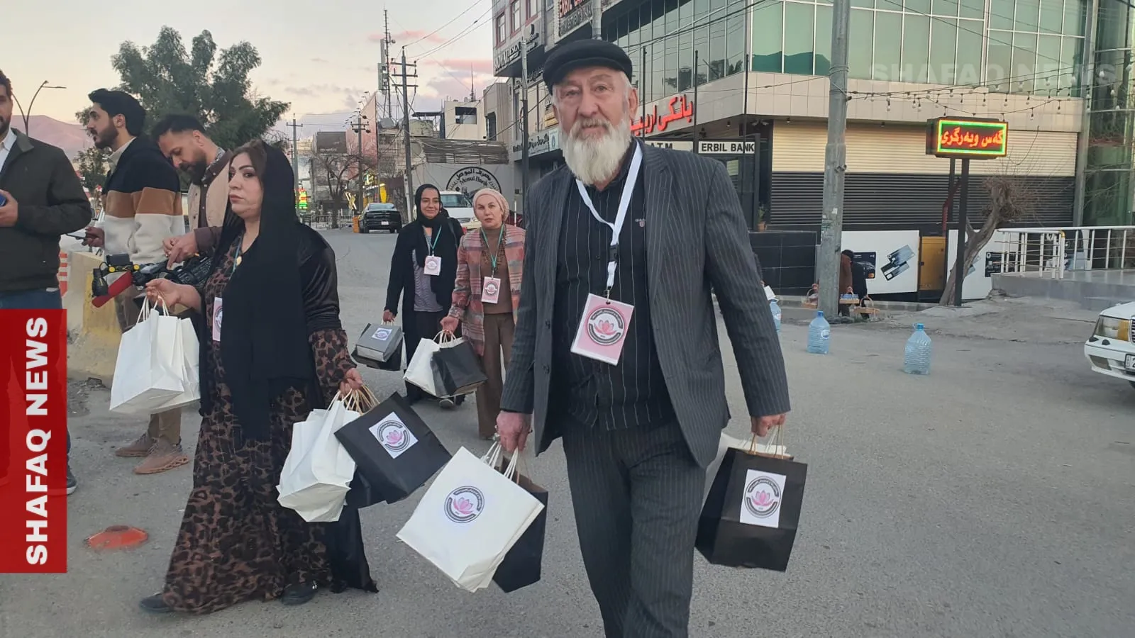 "بيلا" تقود مع كبار السن مبادرة إفطار للصائمين في شوارع السليمانية (صور)