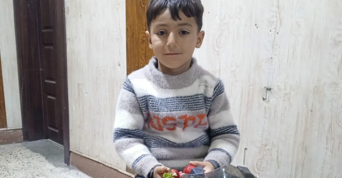 طفل يقتحم مركزاً للشرطة العراقية بدراجته الصغيرة والأمن يعيده لمنزله