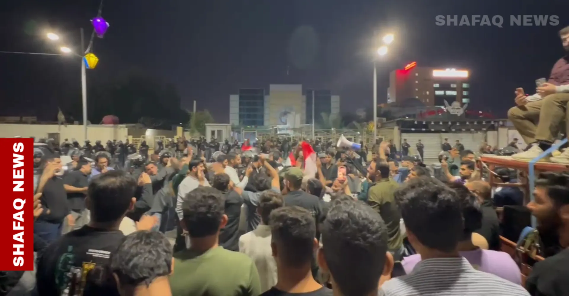 "خور عبدالله عراقي".. احتفالات أمام قنصلية الكويت في البصرة (فيديوهات)