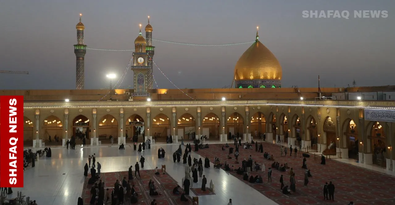 مسجد الكوفة يتزين بالزائرين في ليلة إفطار رمضانية (صور)