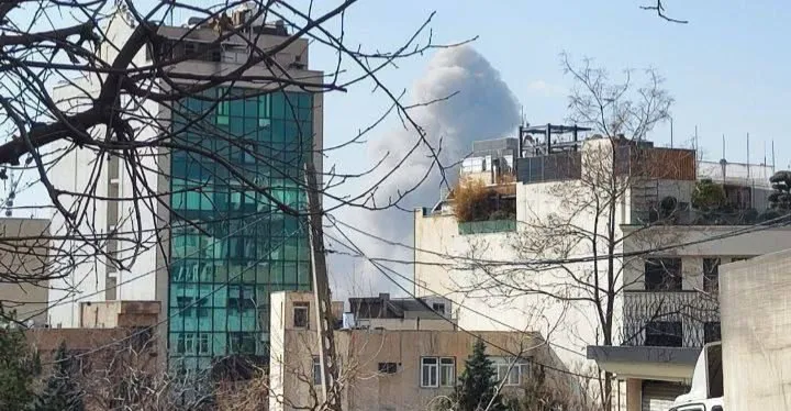 السلطات الإيرانية تعلن إغلاق المدارس وتحذر السكان من الازدحام في مراكز التسوق