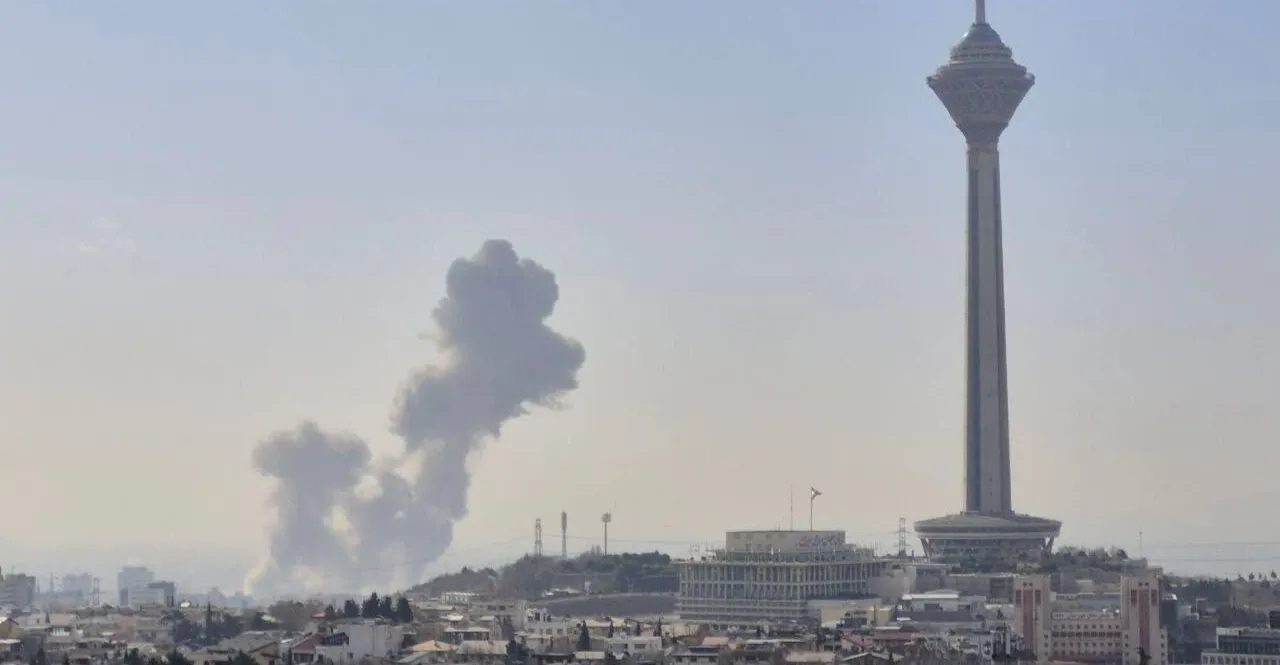 سماع دوي انفجارات في طهران وإصابات بقصف إيراني لدبي