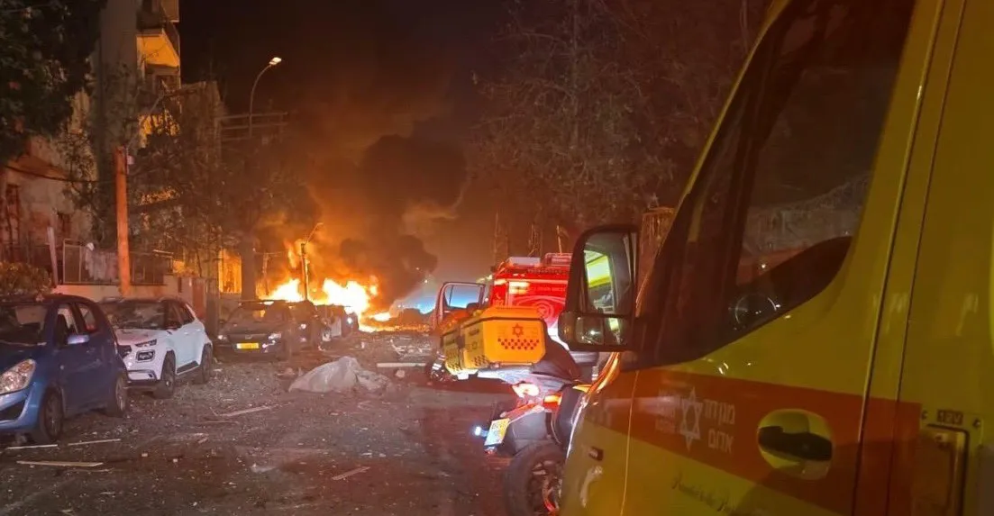 هجوم صاروخي إيراني في تل أبيب يصيب 11 إسرائيلياً