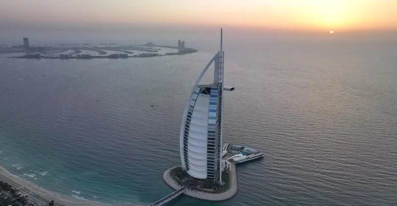 مسيرة إيرانية تستهدف برج العرب في دبي