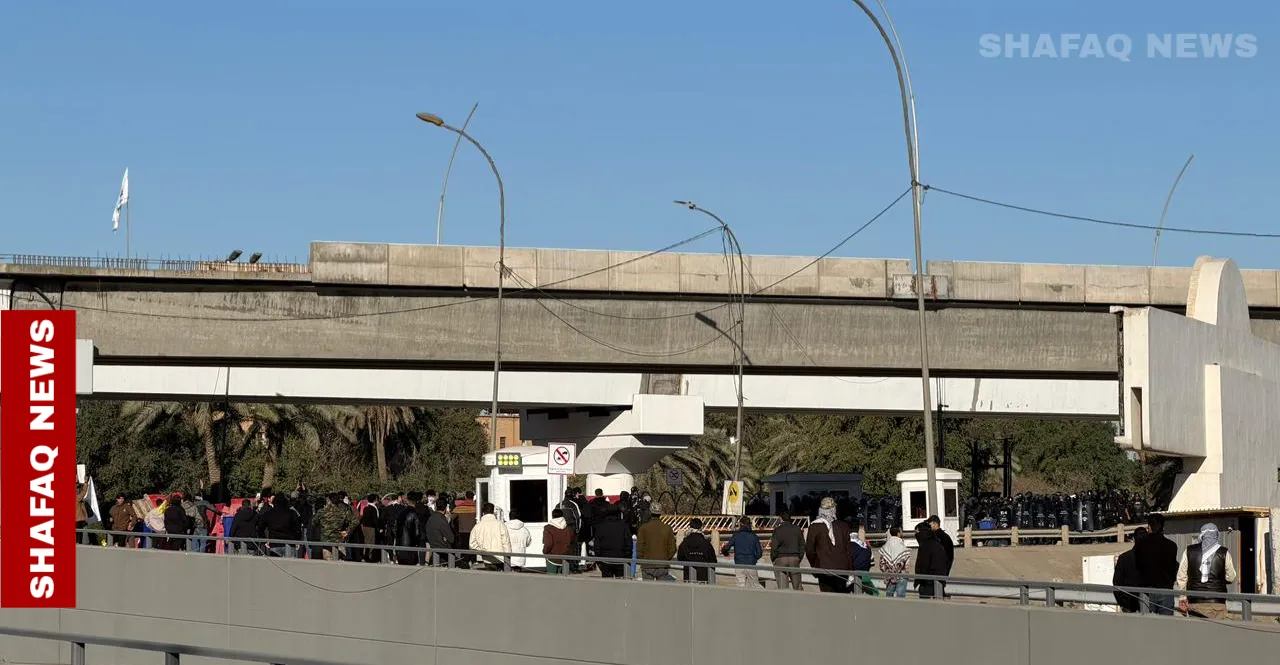 القوات الامنية تمنع محتجين من أنصار الفصائل من التوجه للسفارة الأميركية وسط بغداد