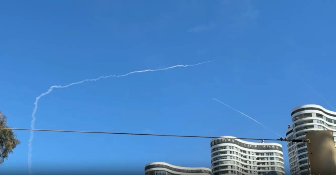 دفعة صاروخية إيرانية واسعة تطال تل أبيب وحيفا وسقوط عشرات المصابين