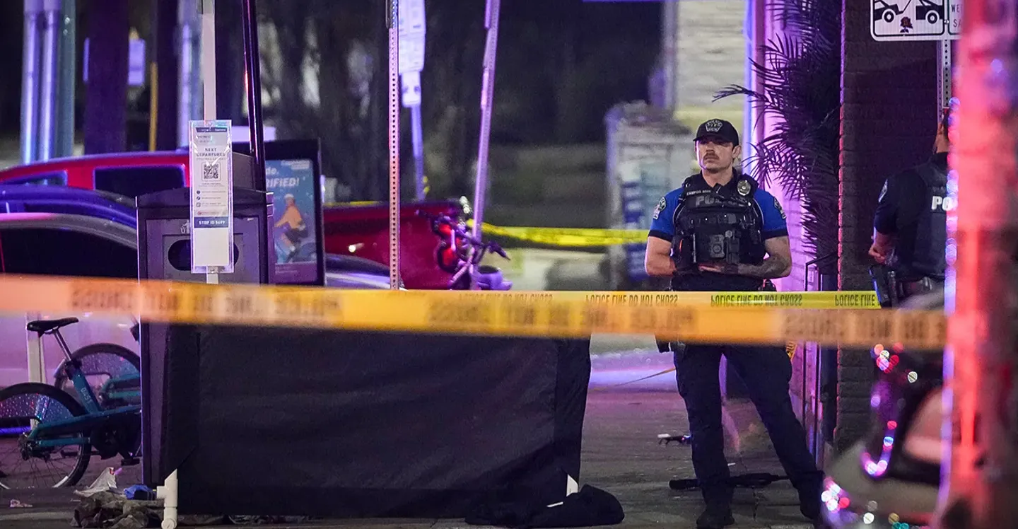 إعلام أميركي: مسلح يرتدي "علم إيران" يقتل ويصيب 17 شخصاً في تكساس