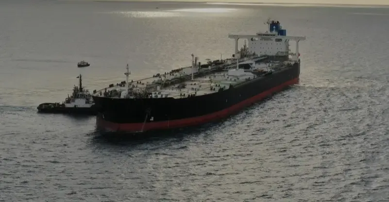 مقتل بحار بهجوم على ناقلة نفط قبالة مسقط وإصابة سفينة في ميناء البحرين