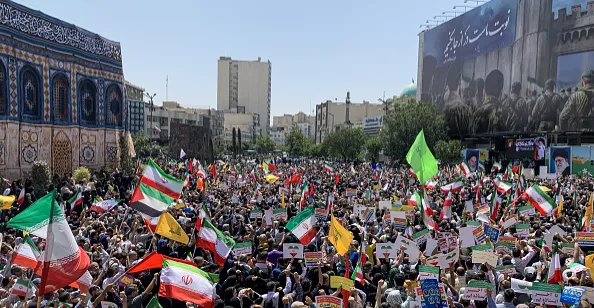 بعد طلب سابق بالإخلاء.. الحكومة الإيرانية تدعو المواطنين للنزول إلى شوارع طهران