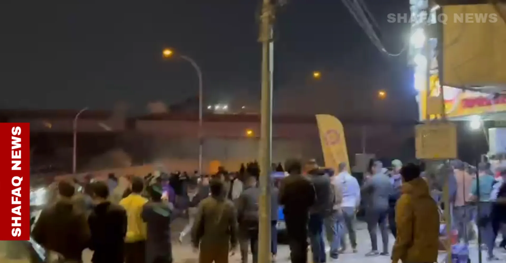 بغداد.. القوات الأمنية تفرّق المتظاهرين قرب الجسر المعلق بالقنابل المسيلة للدموع (فيديو)