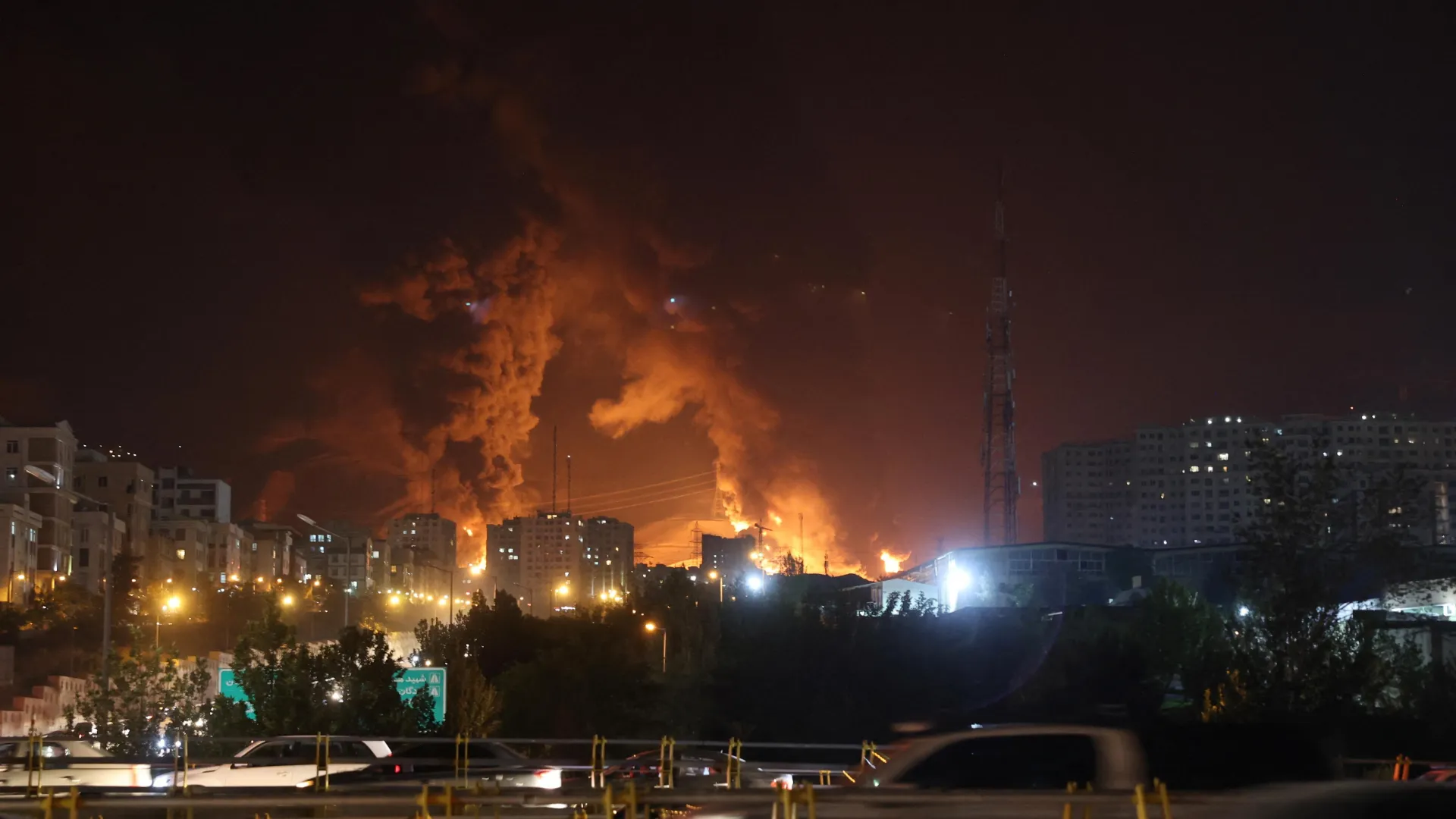 الجيش الإسرائيلي يوجه انذاراً لسكان مناطق في طهران وجنوب لبنان