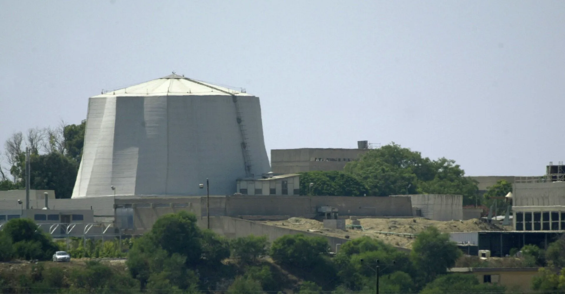 الحرس الثوري يدعو السكان للإبتعاد عن مفاعل "ناحال سوريك" قبل 7 مساءً