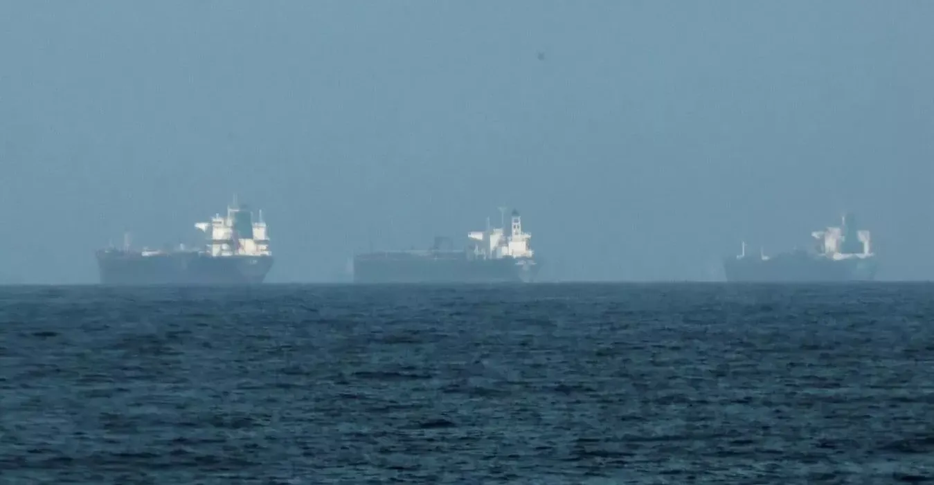 العشرات من ناقلات النفط عالقة في مضيق هرمز