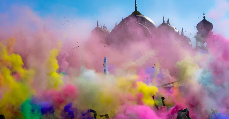 ملايين الهنود يحتفلون بمهرجان "هولي" احتفاءً بقدوم الربيع