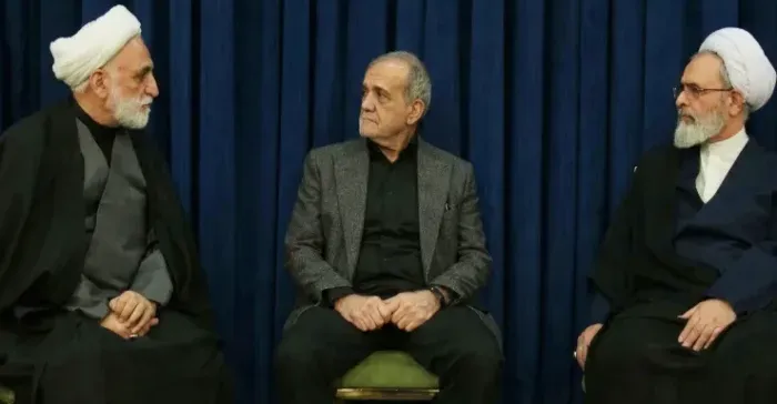 بمشاركة لاريجاني.. مجلس قيادة إيران المؤقت يجتمع مجدّداً لاختيار خليفة خامنئي