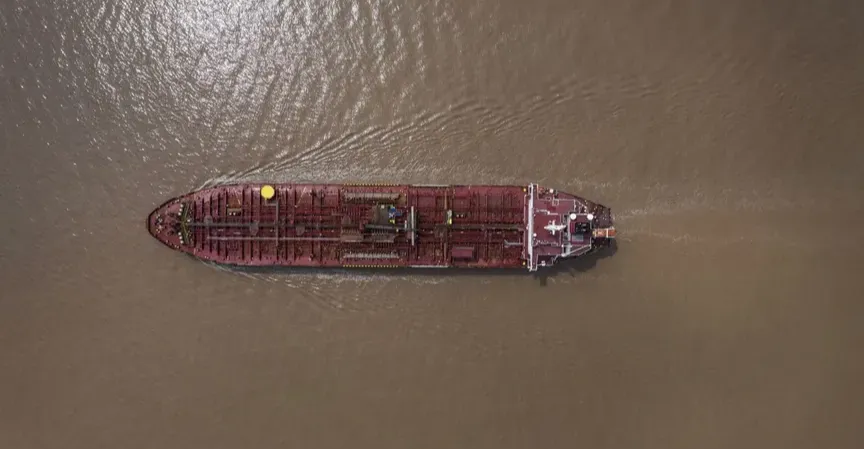 بيانات ملاحية: ناقلات مرتبطة بإيران وحدها تواصل عبور مضيق هرمز