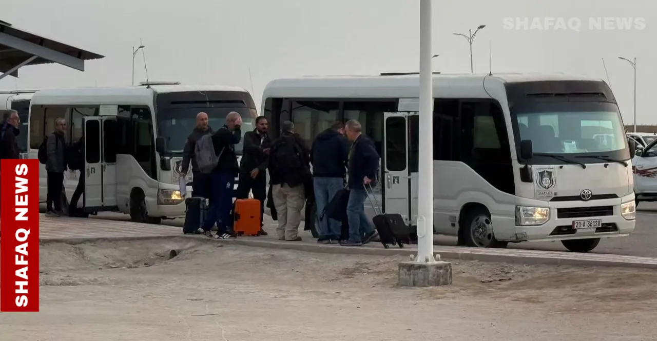 "الكويت رفضت استقبالهم".. عاملون أجانب في حقول نفط البصرة عالقون بالحدود (فيديوهات)