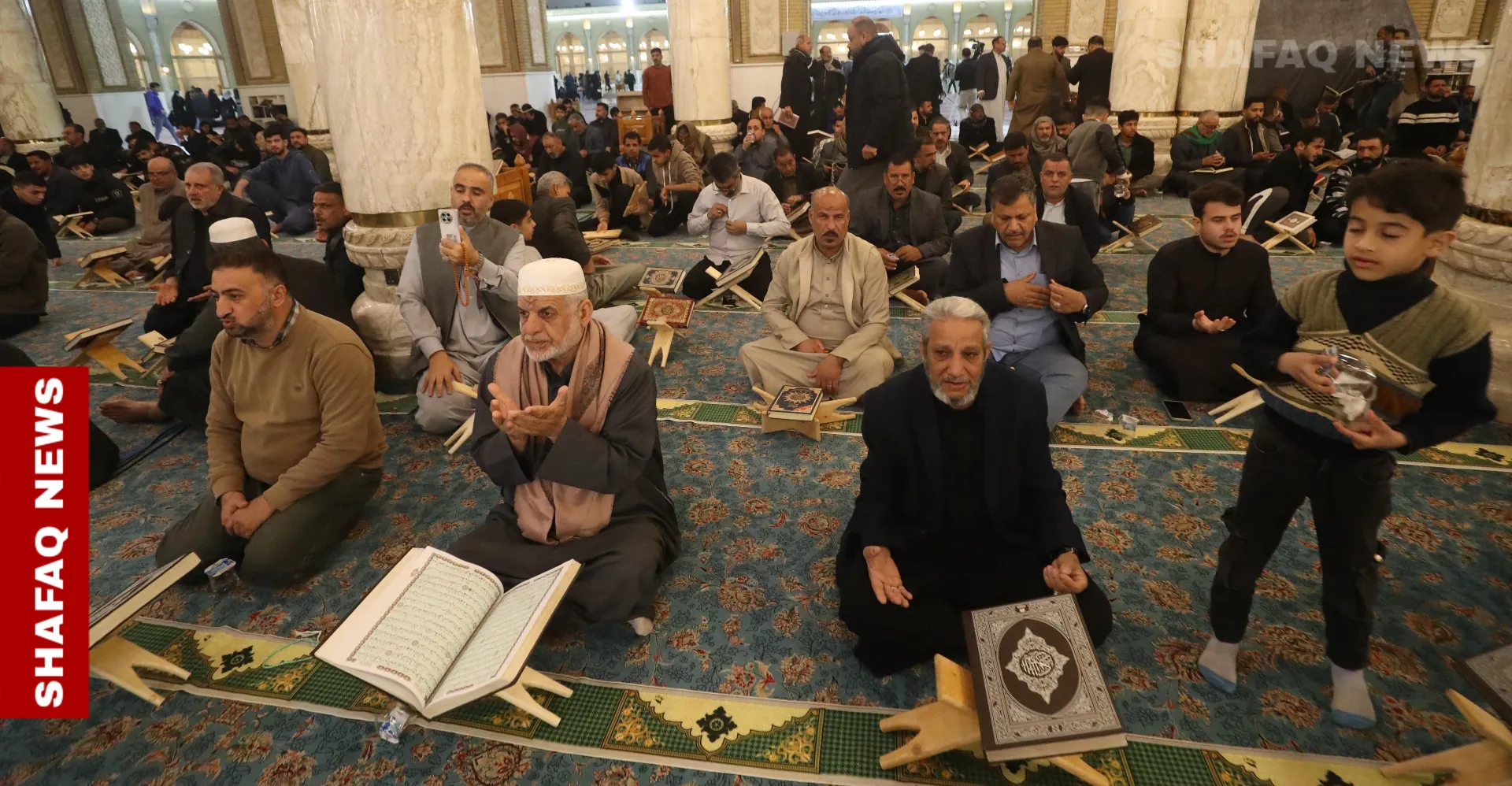 مسجد الكوفة يحتضن مجالس تلاوة القرآن في الليالي الرمضانية (صور)