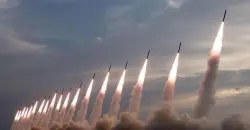 إيران تطلق موجة صواريخ على إسرائيل وتستهدف ناقلة في هرمز