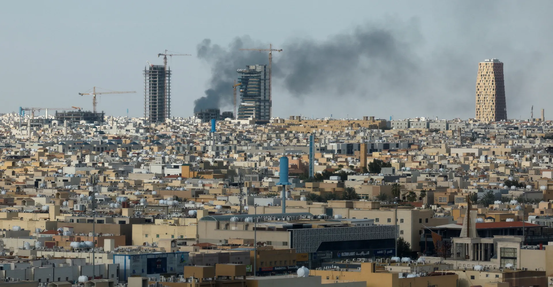 السعودية تحبط استهدافاً بمسيرات إيرانية والإمارات تعزز "الجاهزية العملياتية"