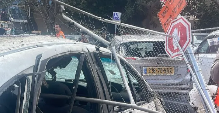 صاروخ إيراني "انشطاري" يوقع قتلى في تل أبيب