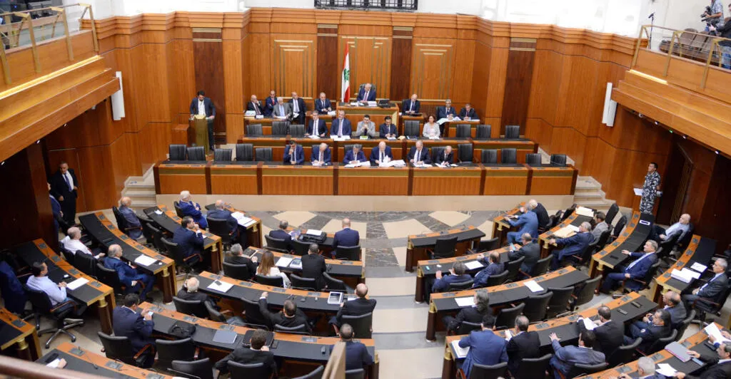 البرلمان اللبناني يمدّد ولايته لعامين بتصويت 76 نائباً