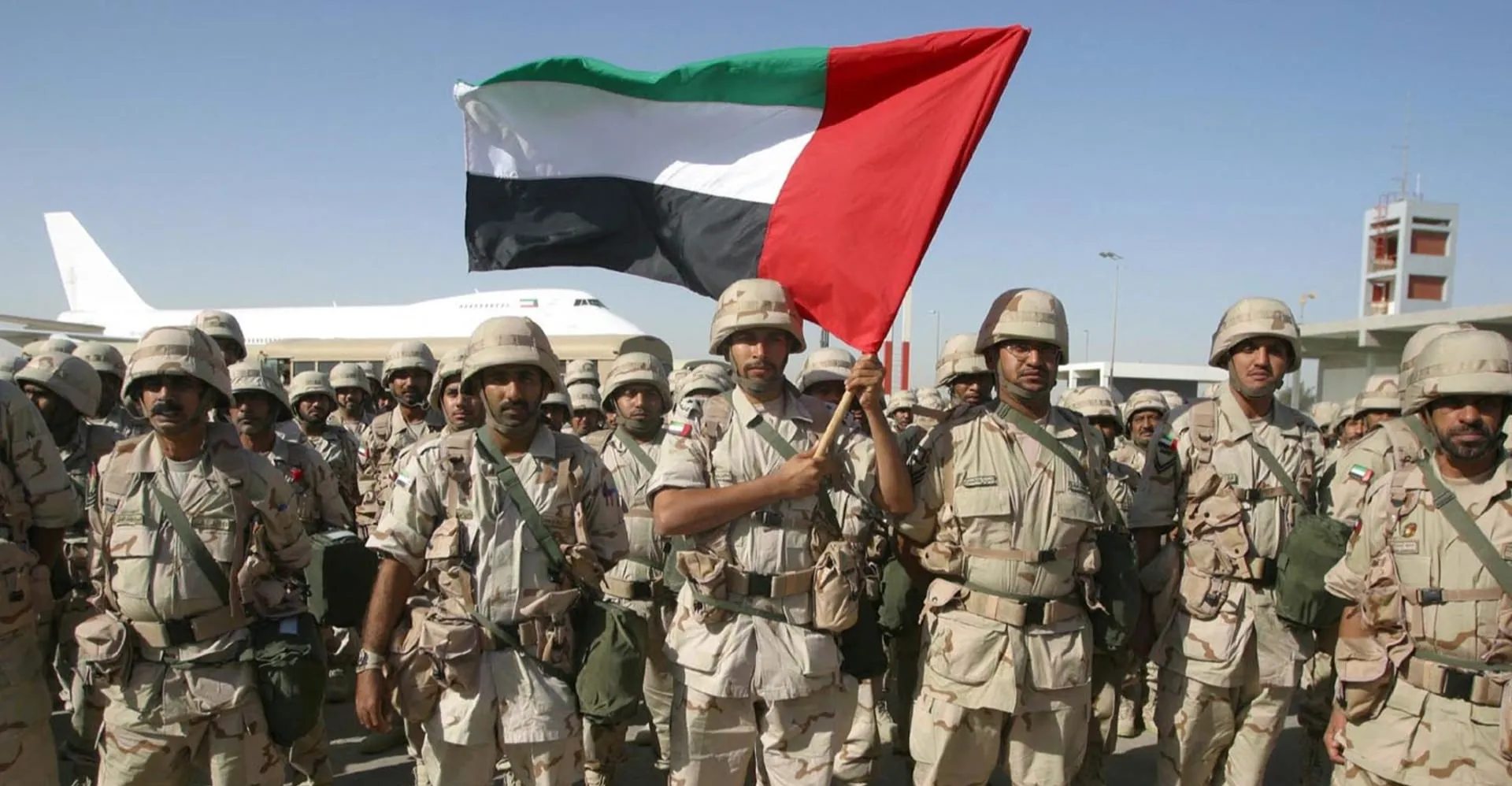 الدفاع الإماراتية: مصرع عنصرين بسقوط مروحية عسكرية