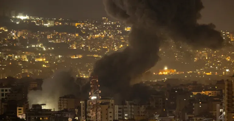 7 ضحايا بغارة إسرائيلية جديدة في لبنان والكويت تتصدى لـ"هجمات معادية"