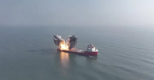 ‏پەلاماریگ ئاگر هیزدەێد لەناو کەشتیگ بارهەڵگر مەوقەی رەدبوین لە تەنگ هورمز