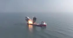 هجوم يشعل حريقاً في سفينة شحن أثناء عبورها مضيق هرمز