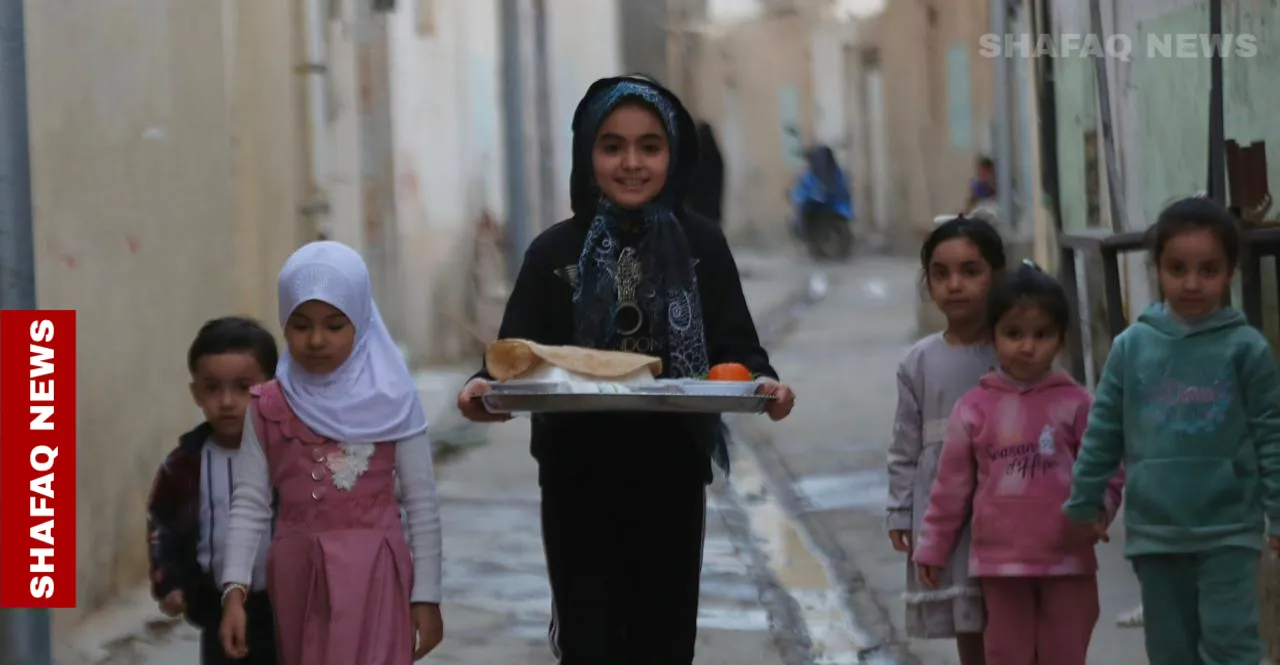 أهالي بابل يحيون روح الكرم الرمضاني بتبادل موائد الإفطار (صور)