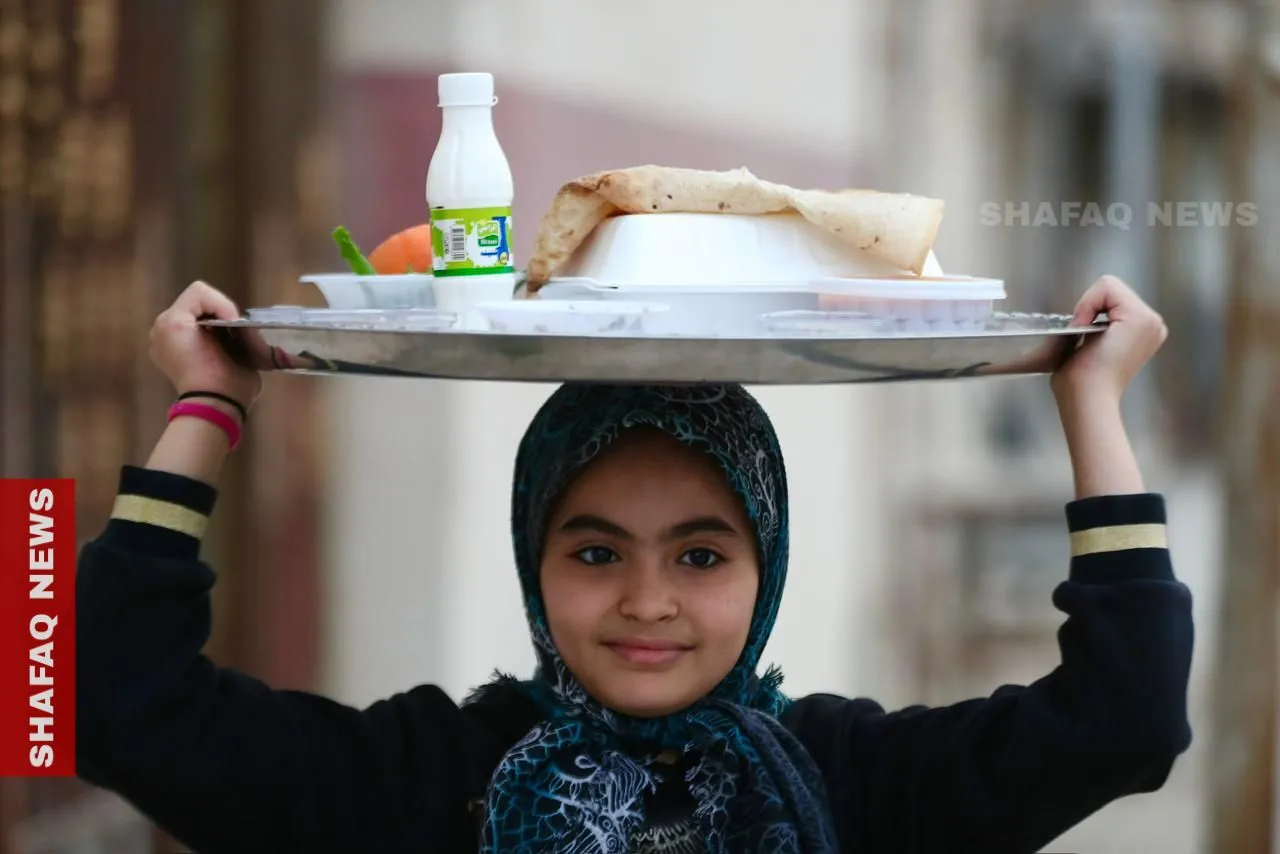 أهالي بابل يحيون روح الكرم الرمضاني بتبادل موائد الإفطار (صور)