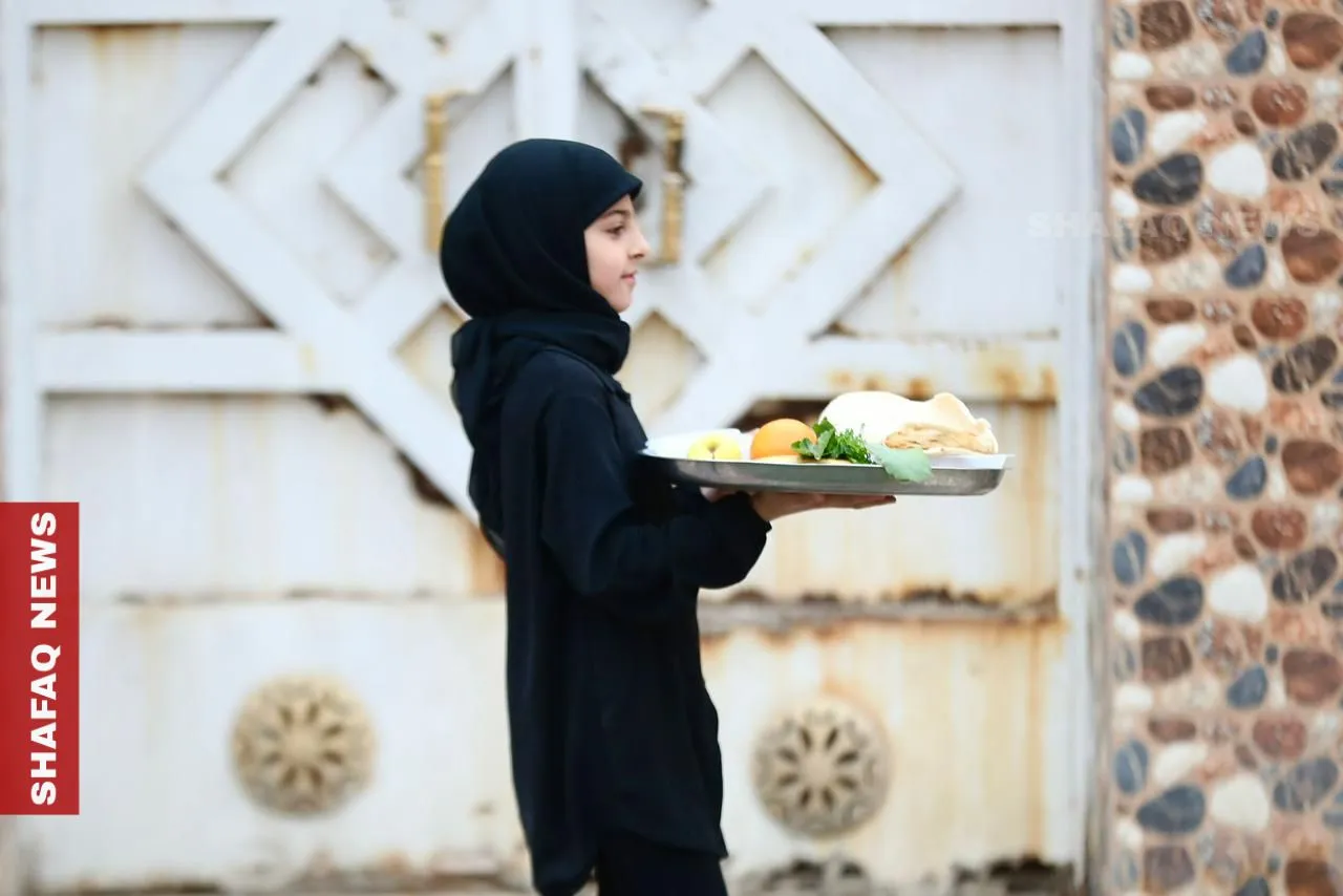 أهالي بابل يحيون روح الكرم الرمضاني بتبادل موائد الإفطار (صور)