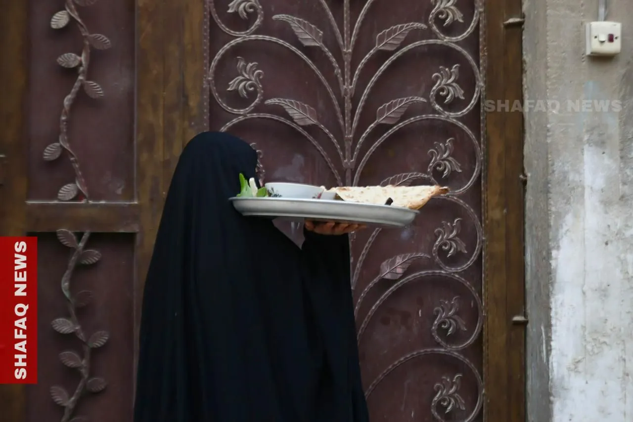 أهالي بابل يحيون روح الكرم الرمضاني بتبادل موائد الإفطار (صور)