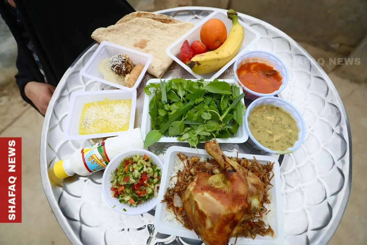 أهالي بابل يحيون روح الكرم الرمضاني بتبادل موائد الإفطار (صور)