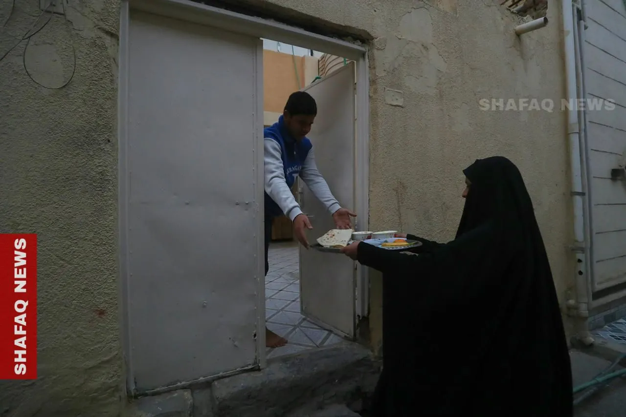 أهالي بابل يحيون روح الكرم الرمضاني بتبادل موائد الإفطار (صور)