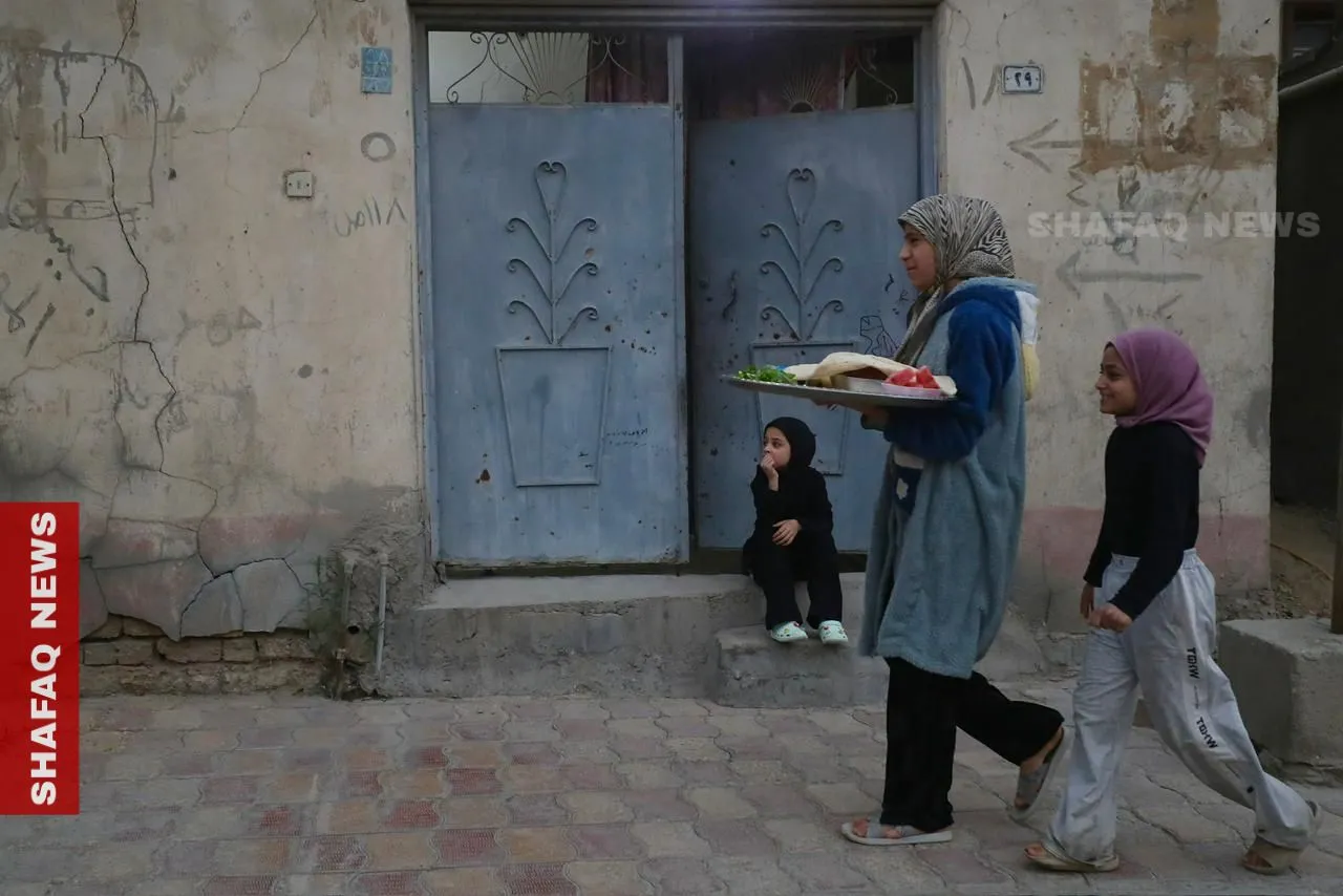 أهالي بابل يحيون روح الكرم الرمضاني بتبادل موائد الإفطار (صور)