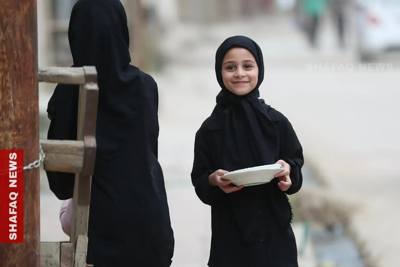 أهالي بابل يحيون روح الكرم الرمضاني بتبادل موائد الإفطار (صور)