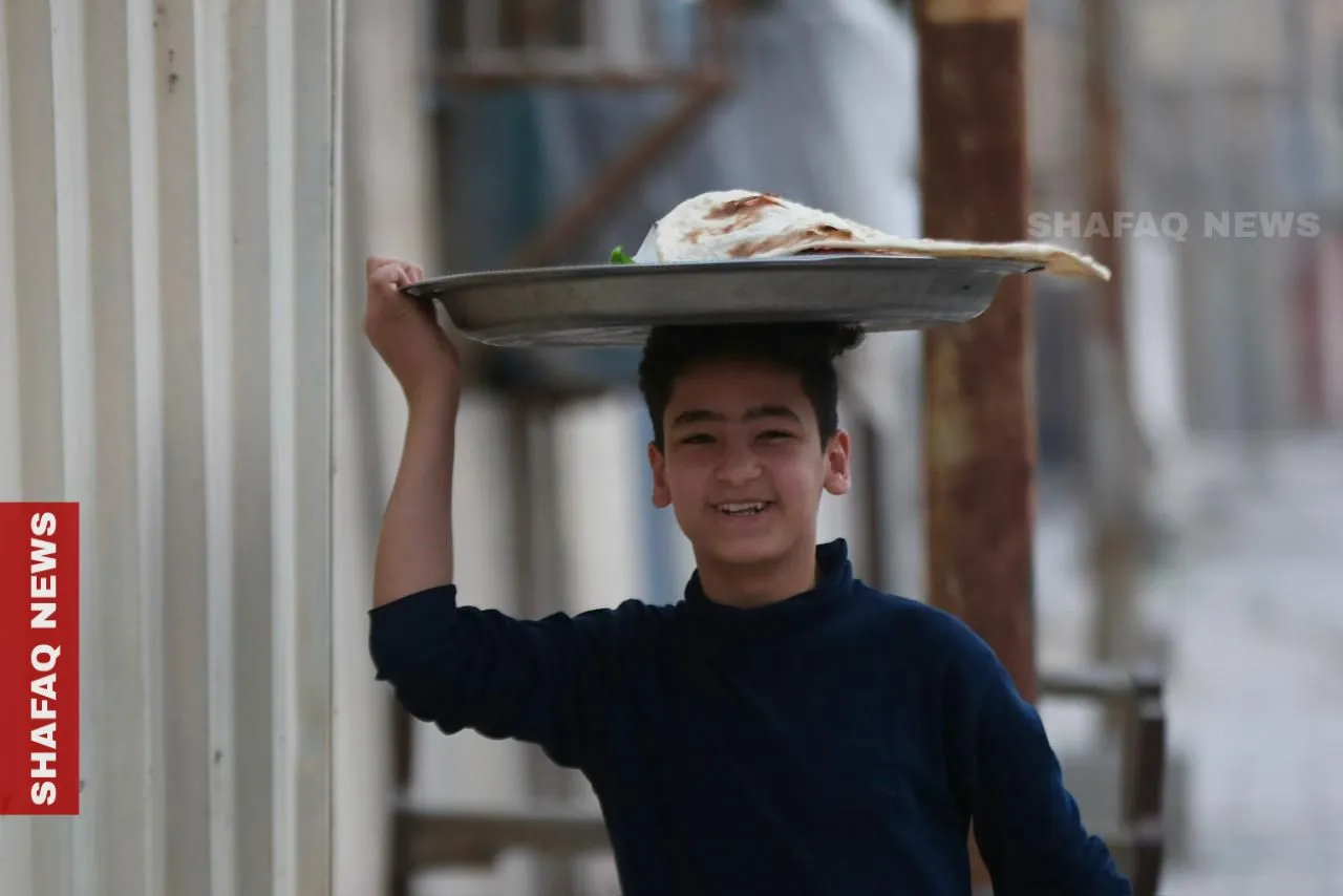 أهالي بابل يحيون روح الكرم الرمضاني بتبادل موائد الإفطار (صور)