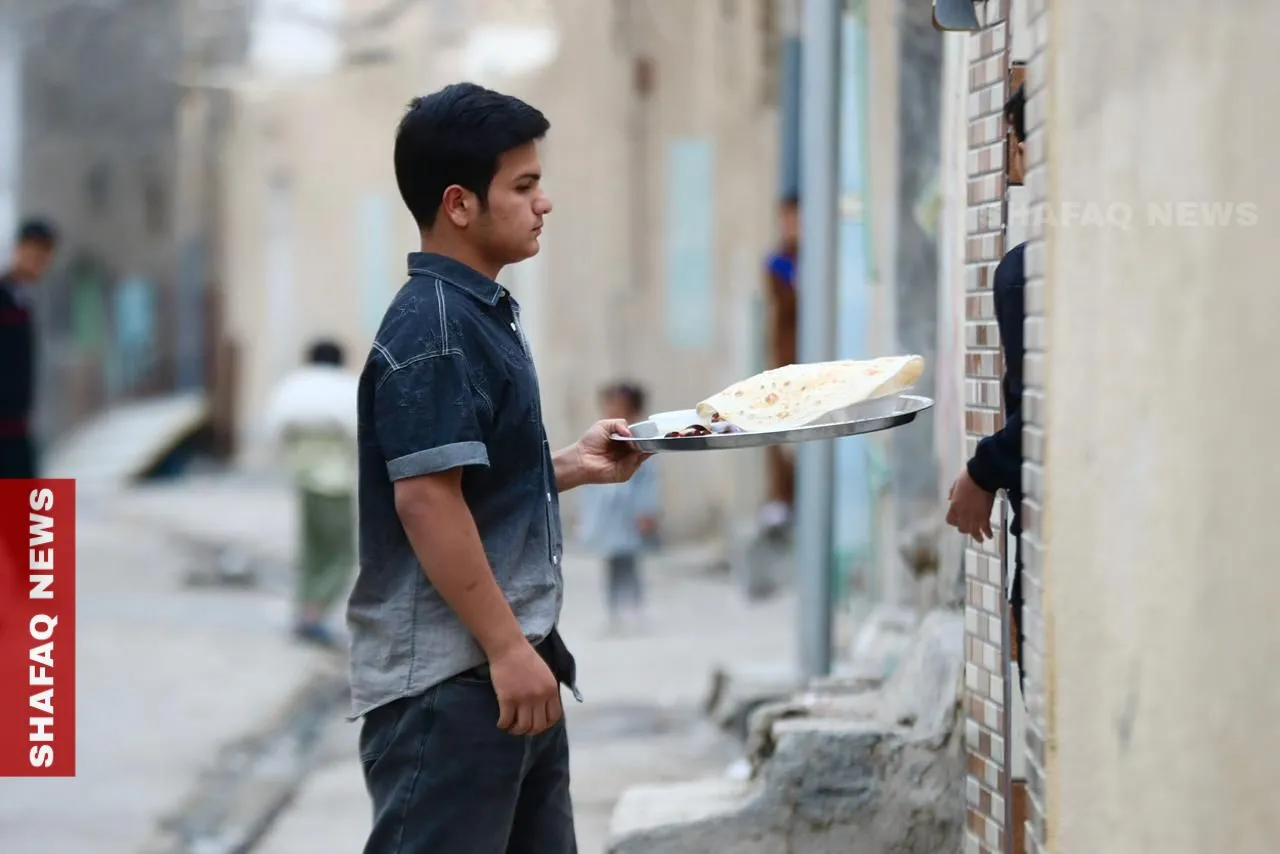 أهالي بابل يحيون روح الكرم الرمضاني بتبادل موائد الإفطار (صور)