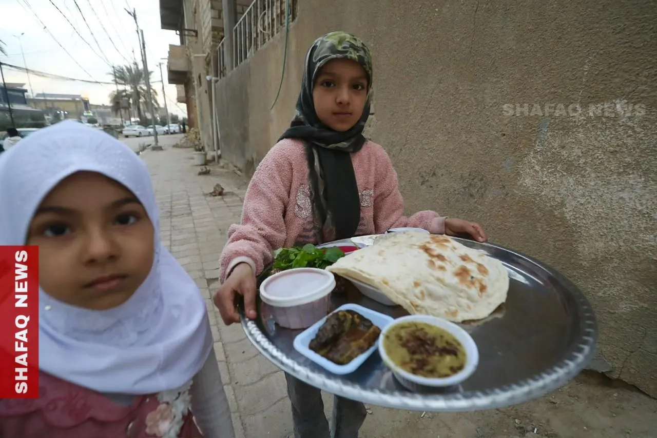 أهالي بابل يحيون روح الكرم الرمضاني بتبادل موائد الإفطار (صور)