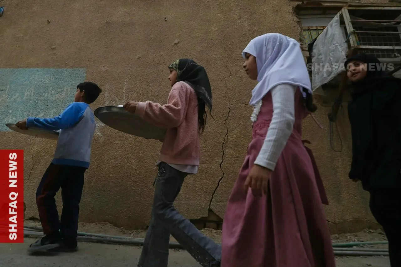 أهالي بابل يحيون روح الكرم الرمضاني بتبادل موائد الإفطار (صور)