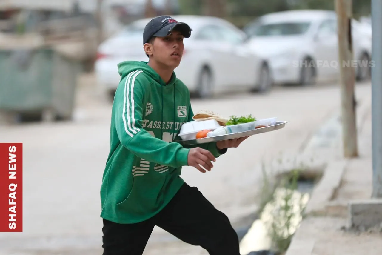 أهالي بابل يحيون روح الكرم الرمضاني بتبادل موائد الإفطار (صور)