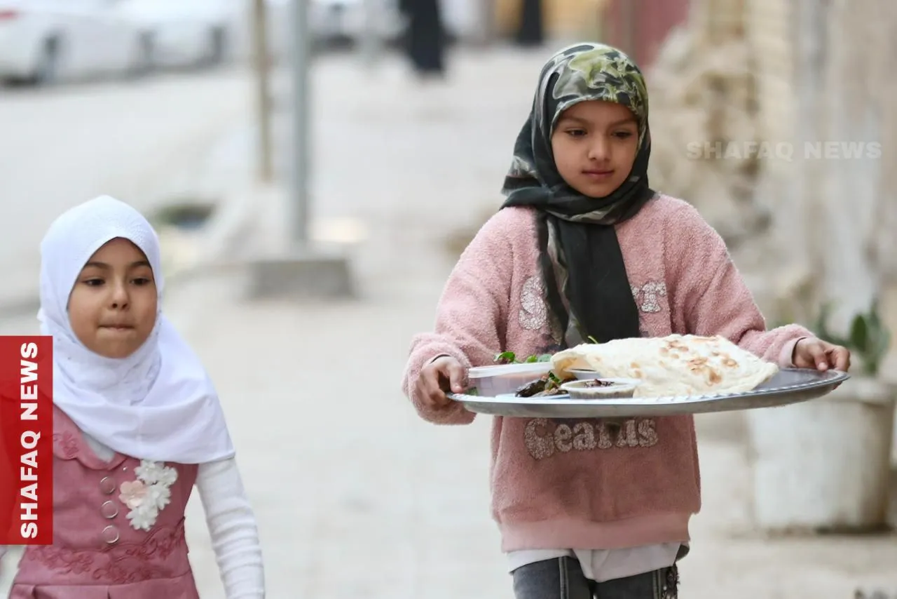 أهالي بابل يحيون روح الكرم الرمضاني بتبادل موائد الإفطار (صور)