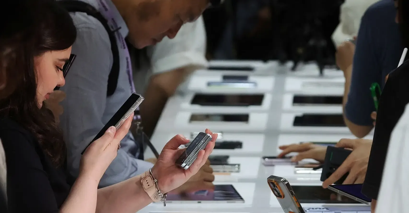 حرب إيران وصعود النفط يدفعان بأسعار الهواتف والحواسيب نحو الزيادة