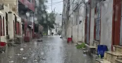أمطار غزيرة تغرق شوارع الموصل وتسبب طفح المجاري.. فيديو