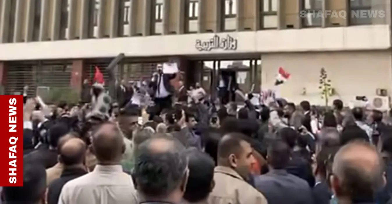 بغداد.. تجدّد الاحتجاجات على قرار قطع مخصصات الخدمة الجامعية