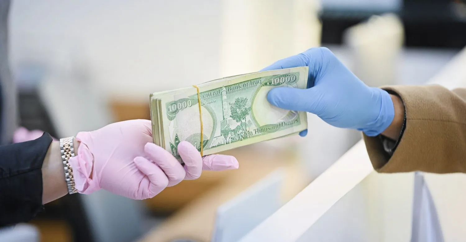 رواتب العراقيين في "مأمن مؤقت".. هل تبتلع أزمة هرمز احتياطيات "المركزي"؟