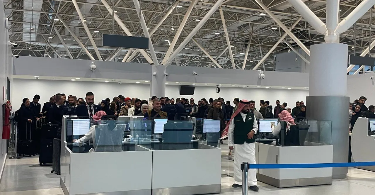 First stranded Iraqis arrive home as Baghdad plans more evacuations